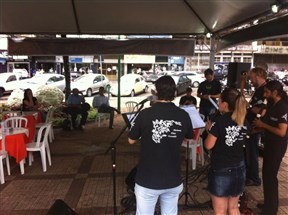 População acompanha espetáculo de flauta doce no centro de Maringá